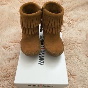 Minnetonka double fringe side zip booties size 07